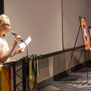 050925-CAS-art-show-candid-321