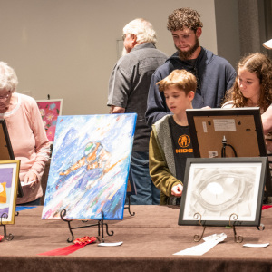 050925-CAS-art-show-candid-84