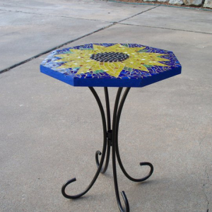 Table with sunflower
